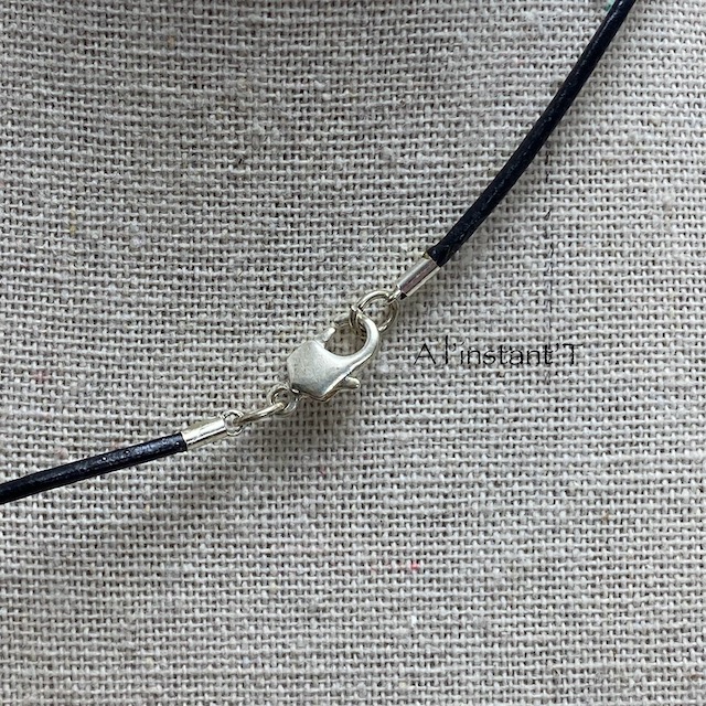 Collier en cuir avec fermoir mousqueton noir - 45cm