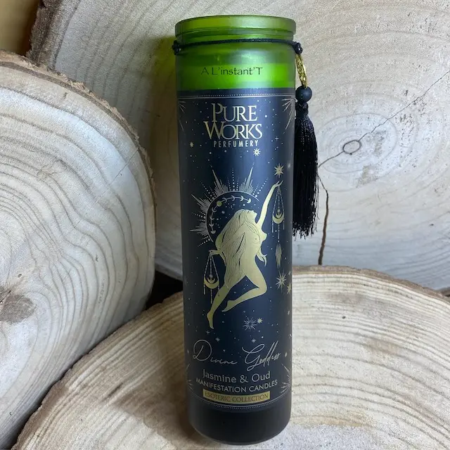Bougie Divine Goddess en verre avec pompon Jasmin & Oud 300g