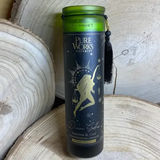 [64717] Bougie Divine Goddess en verre avec pompon Jasmin & Oud 300g